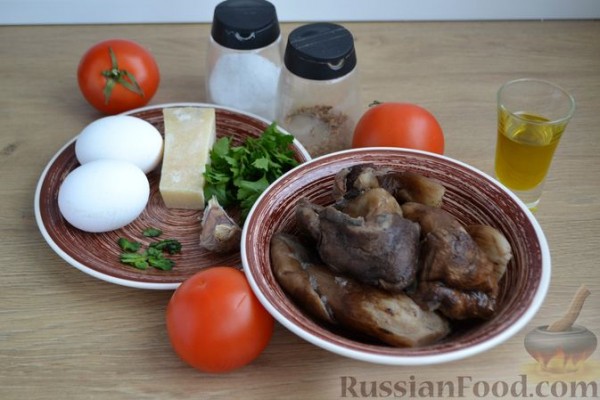 Грибной суп с томатами, яйцами, сыром и хлебом