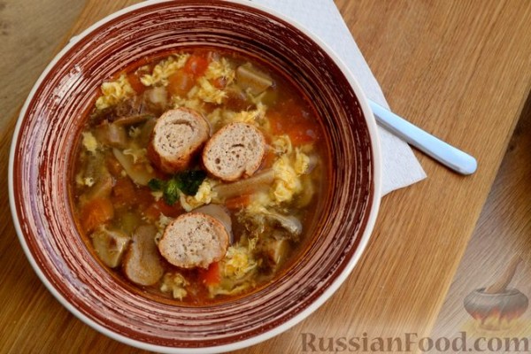 Грибной суп с томатами, яйцами, сыром и хлебом