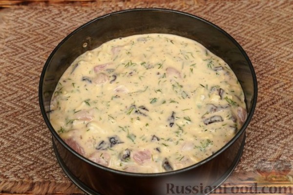 Сырный пирог с курицей и черносливом