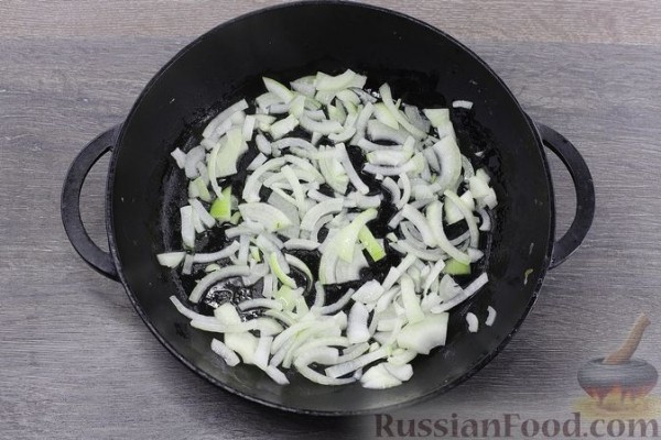 Курица со стручковой фасолью и сладким перцем в сливочном соусе