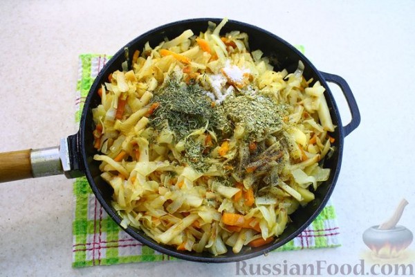 Капуста, тушенная с редькой и яблоком