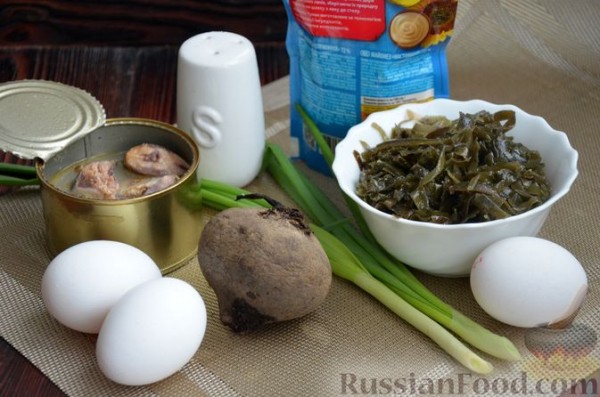 Салат с сардинами, морской капустой, свёклой и яйцами