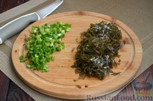 Салат с сардинами, морской капустой, свёклой и яйцами