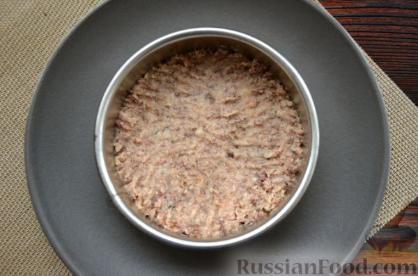 Салат с сардинами, морской капустой, свёклой и яйцами