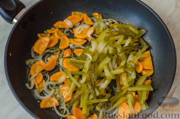 Рыбный суп с шампиньонами и солёными огурцами