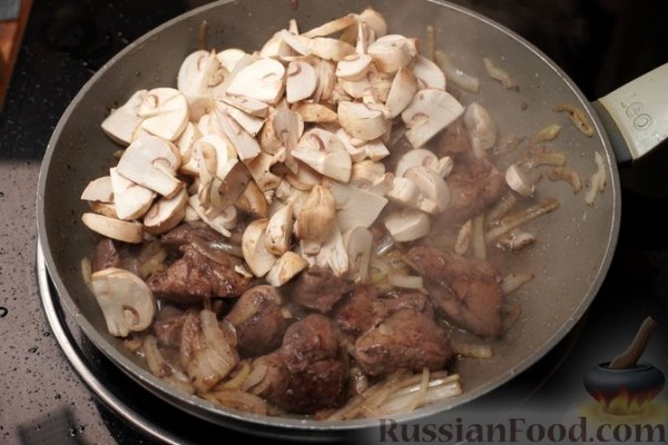 Куриная печень с грибами и тыквой