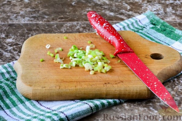 Слоёный салат "Белый" с курицей, фасолью и рисом