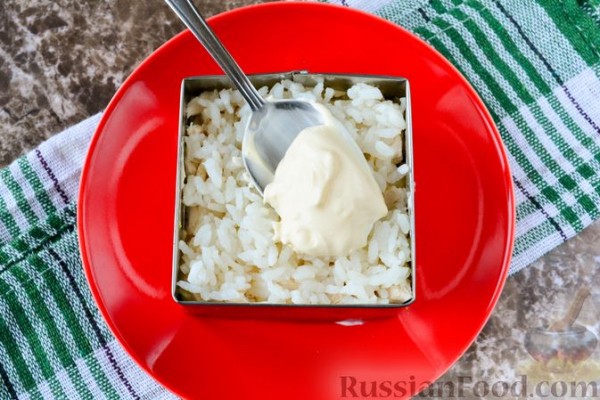 Слоёный салат "Белый" с курицей, фасолью и рисом