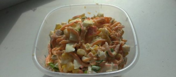 Салат с крабовыми палочками, кукурузой, яйцом и огурцом классический