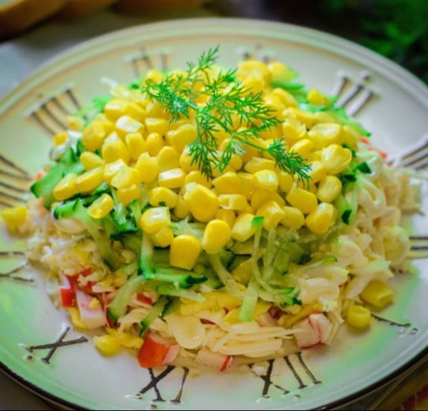 Салат с крабовыми палочками, кукурузой, яйцом и огурцом классический