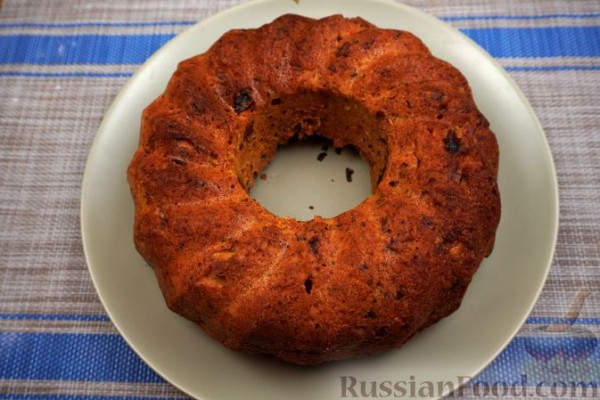 Пряный морковный кекс с орехами, изюмом и лимонной глазурью