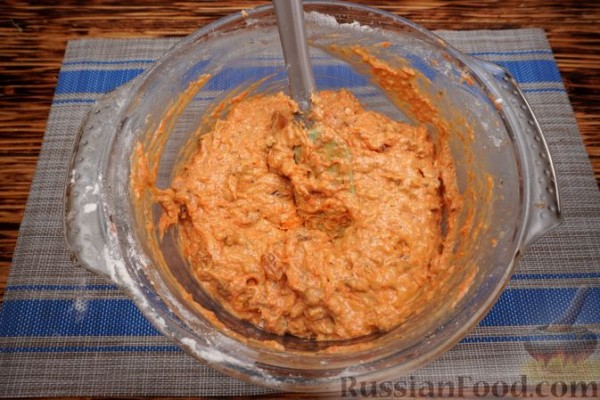 Пряный морковный кекс с орехами, изюмом и лимонной глазурью