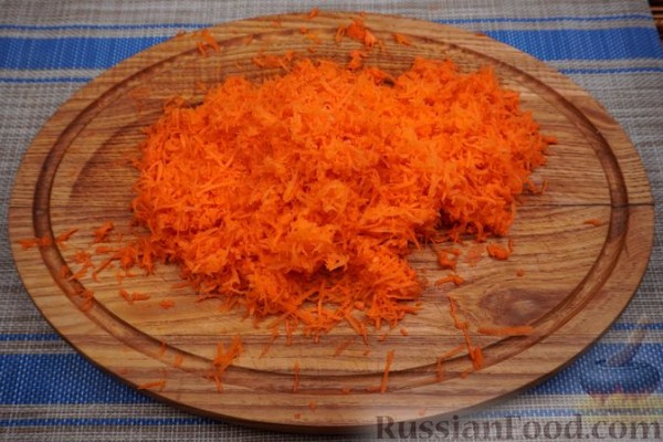 Пряный морковный кекс с орехами, изюмом и лимонной глазурью