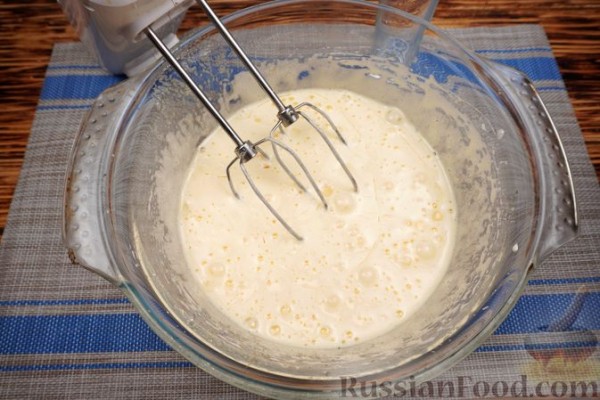 Пряный морковный кекс с орехами, изюмом и лимонной глазурью