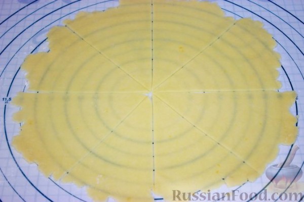 Рогалики с чёрной смородиной и орехами