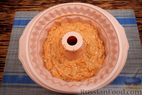 Пряный морковный кекс с орехами, изюмом и лимонной глазурью