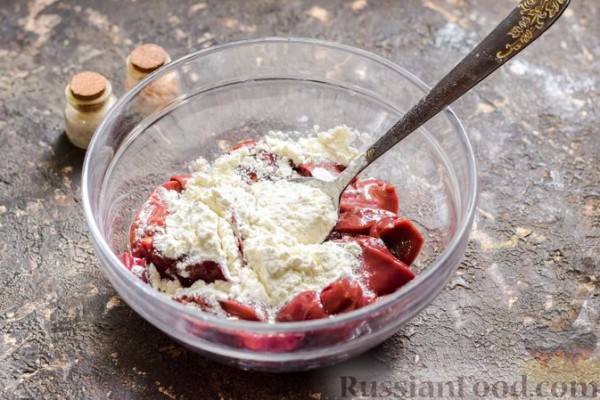 Салат с печенью, сладким перцем, помидорами и орехами