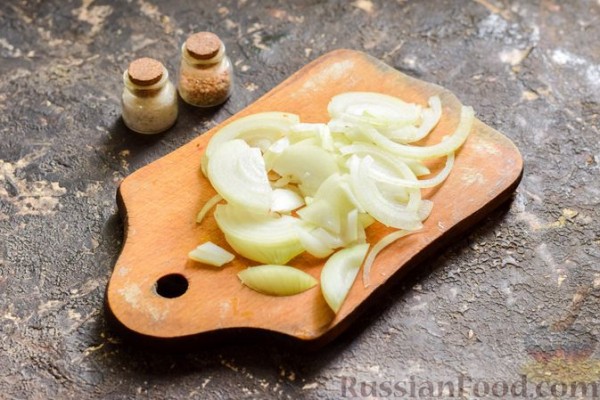 Салат с печенью, сладким перцем, помидорами и орехами