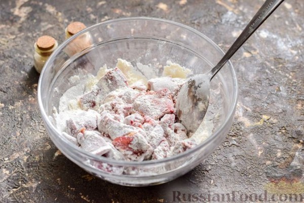 Салат с печенью, сладким перцем, помидорами и орехами