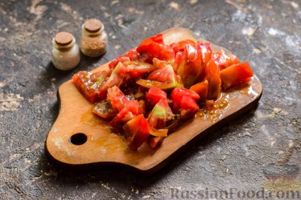 Салат с печенью, сладким перцем, помидорами и орехами