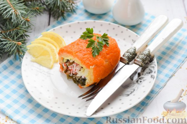 Салат-рулет с морской капустой и крабовыми палочками